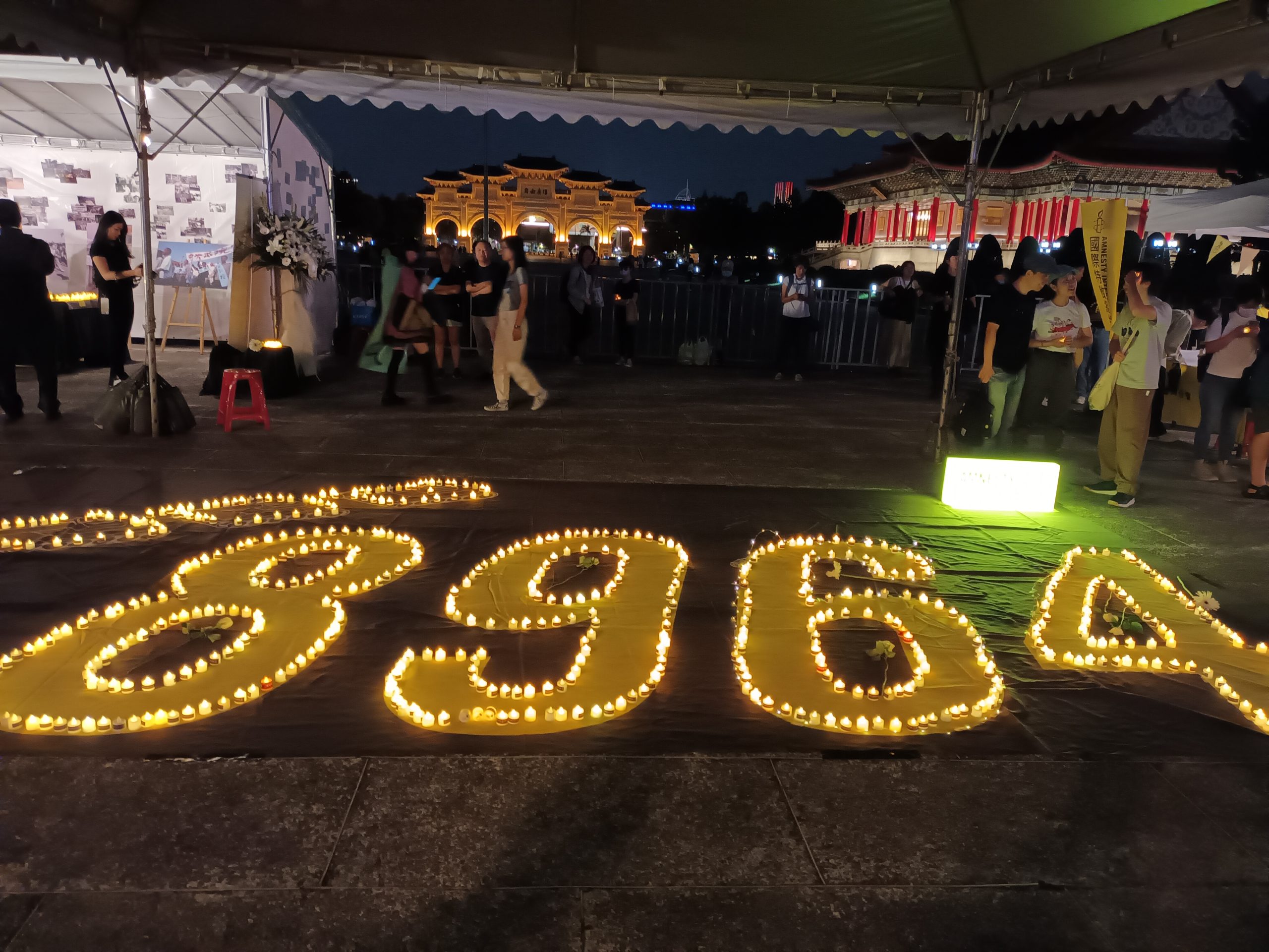 民眾以電子蠟燭排出「8964」字樣 圖片來源：復興電台記者攝 scaled