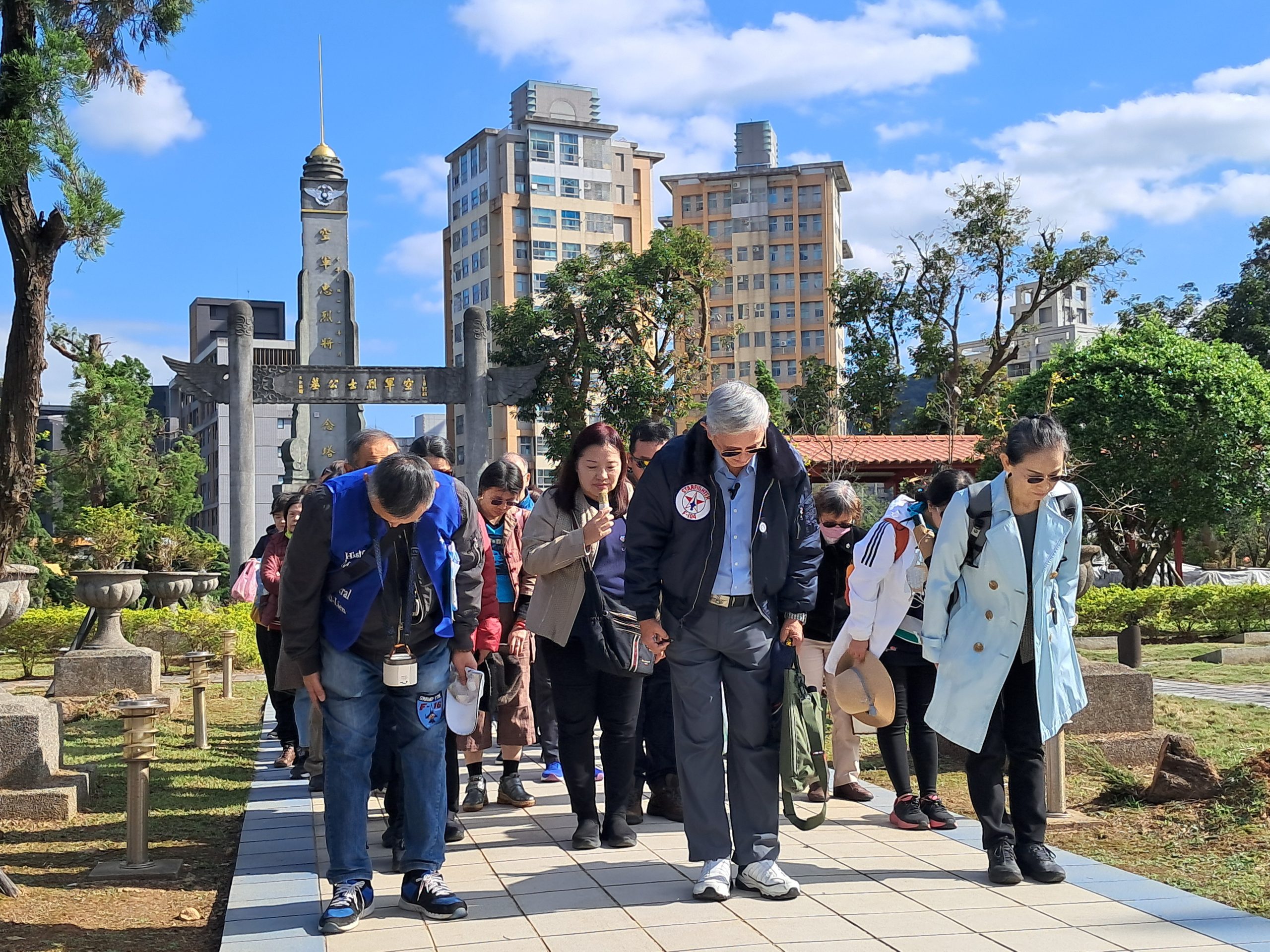 復興廣播電臺與胡璉故居紀念館29日共同舉辦「向空軍烈士致敬」活動，參加活動的全體人員在空軍公墓，向曾經保衛中華民國(臺灣)的烈士致敬。  (復興電台新聞組採編)