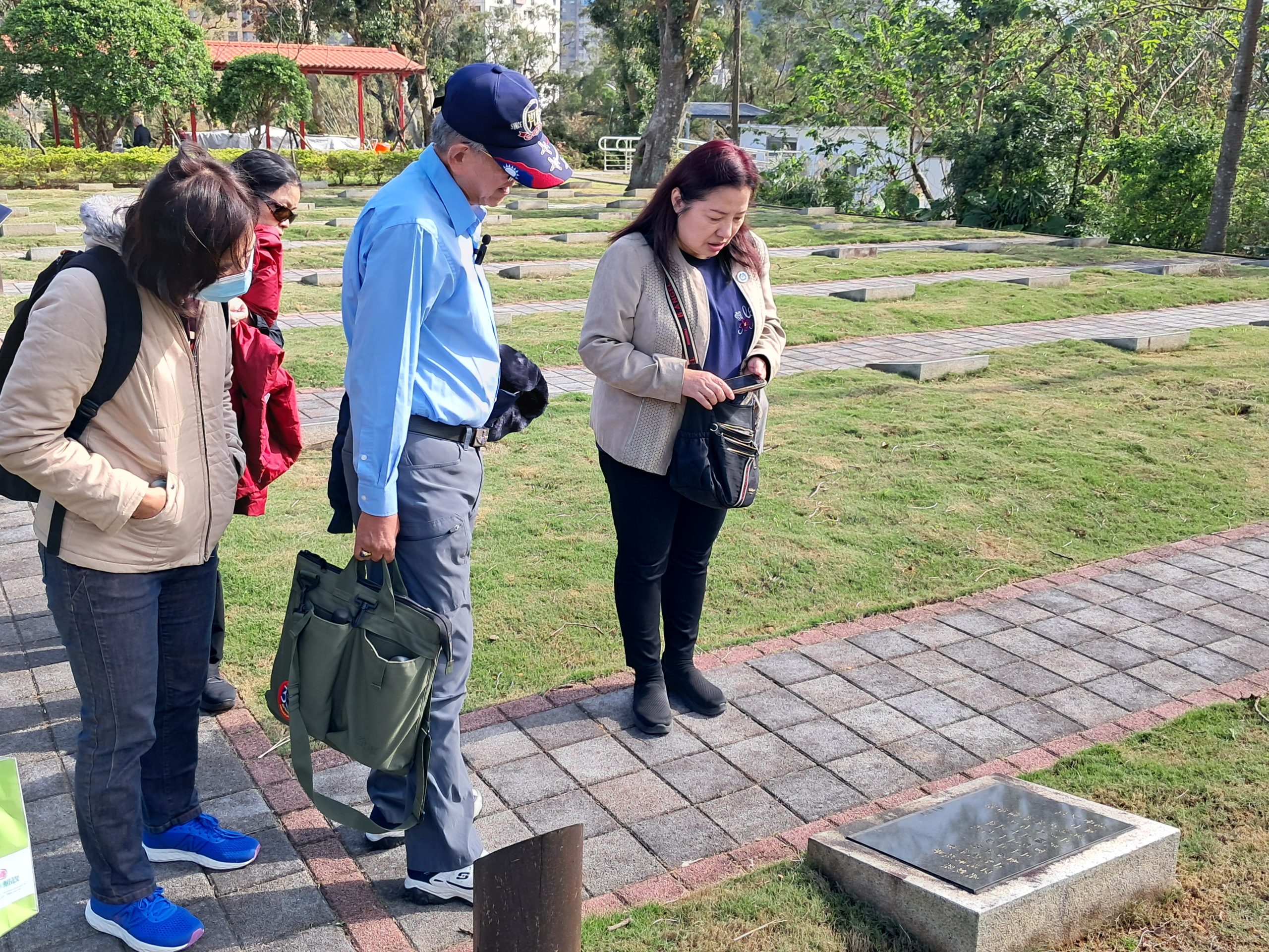 旅美空軍戰史作者王立楨憑弔空軍先烈。   (圖片來源：復興電台記者攝)