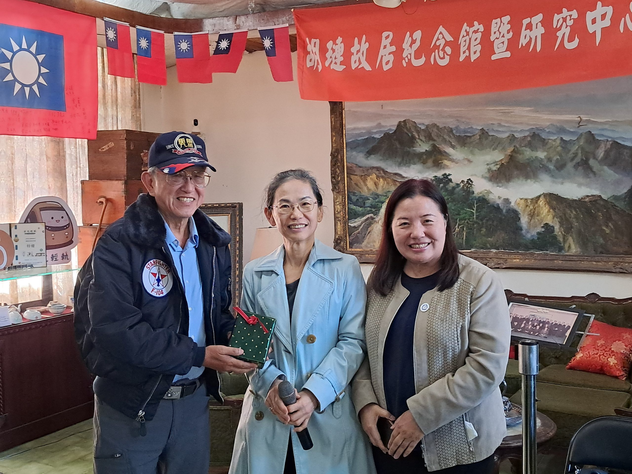 由左至右依序為旅美空軍戰史作者王立楨、復興電臺臺長李淑蕙與復興電臺「兩岸風華」主持人胡蕙霞合影。  (圖片來源：復興電台記者攝)