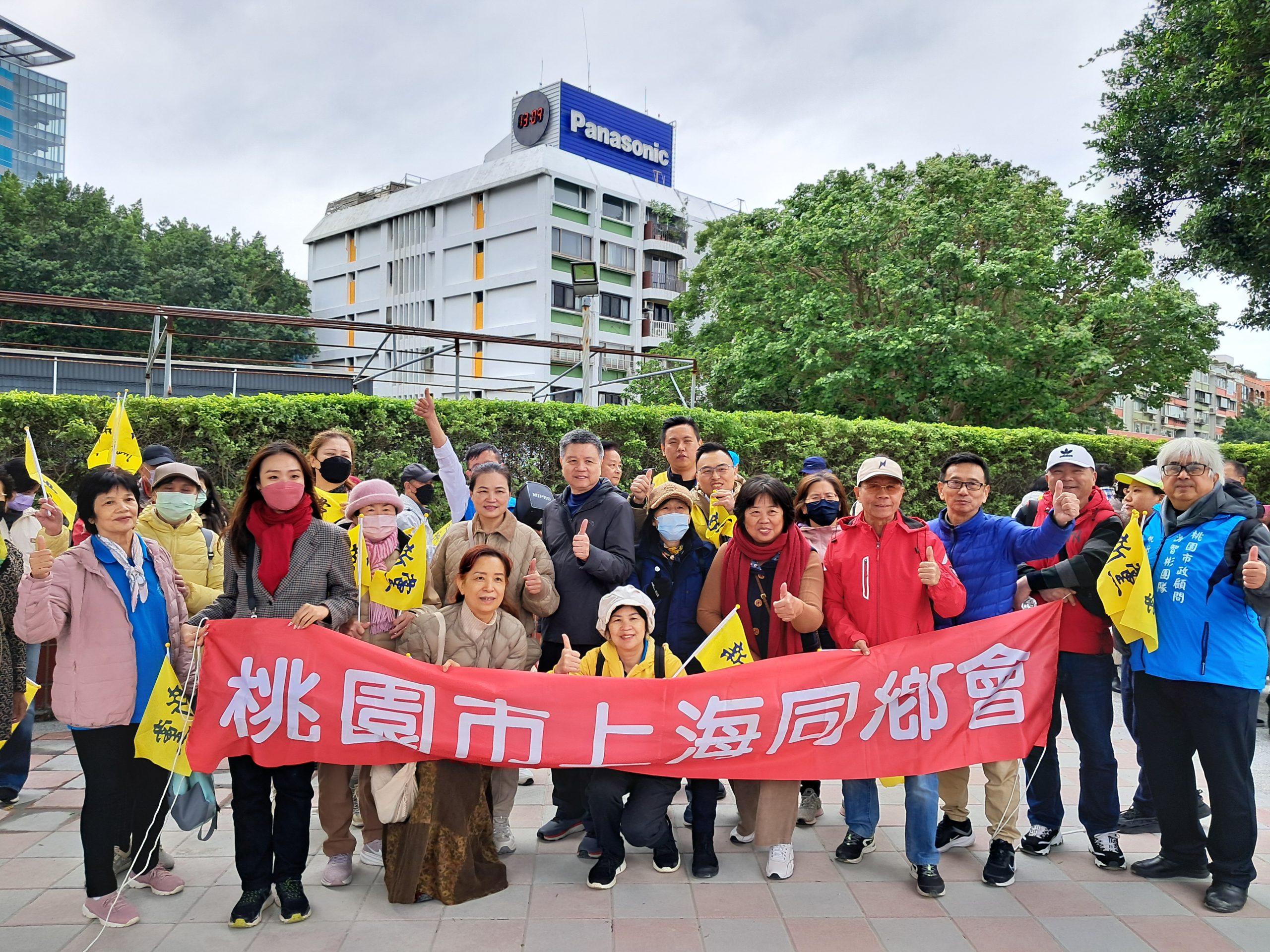 桃園市上海同鄉會等統派團體於松山機場加油站旁，歡迎上海市副市長華源一行人來臺。 (圖片來源：復興電台記者攝)