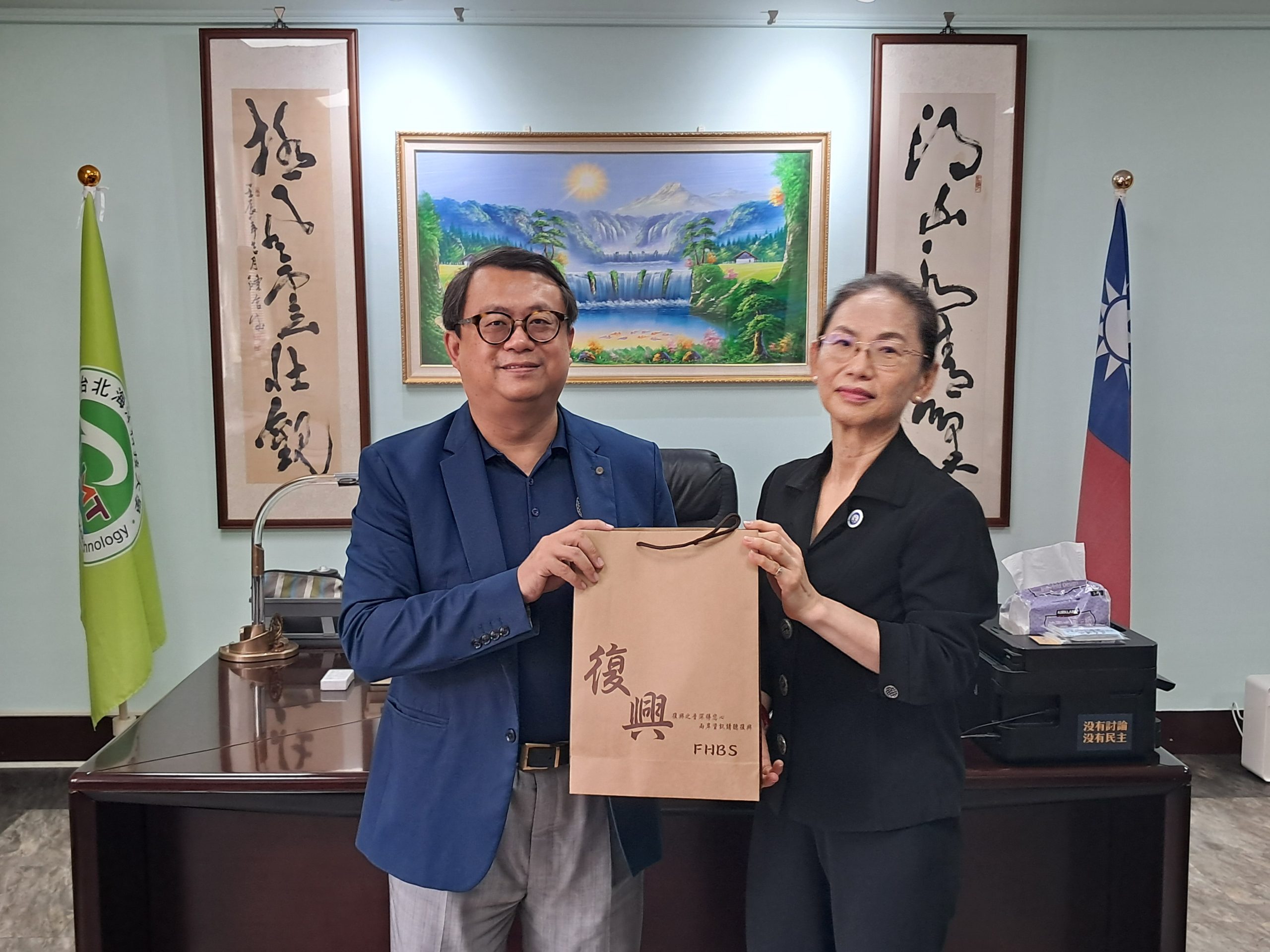 復興電台總臺長李淑蕙與台北海洋科技大學校長呂曜志合影。(圖片來源:記者曾子傑攝)