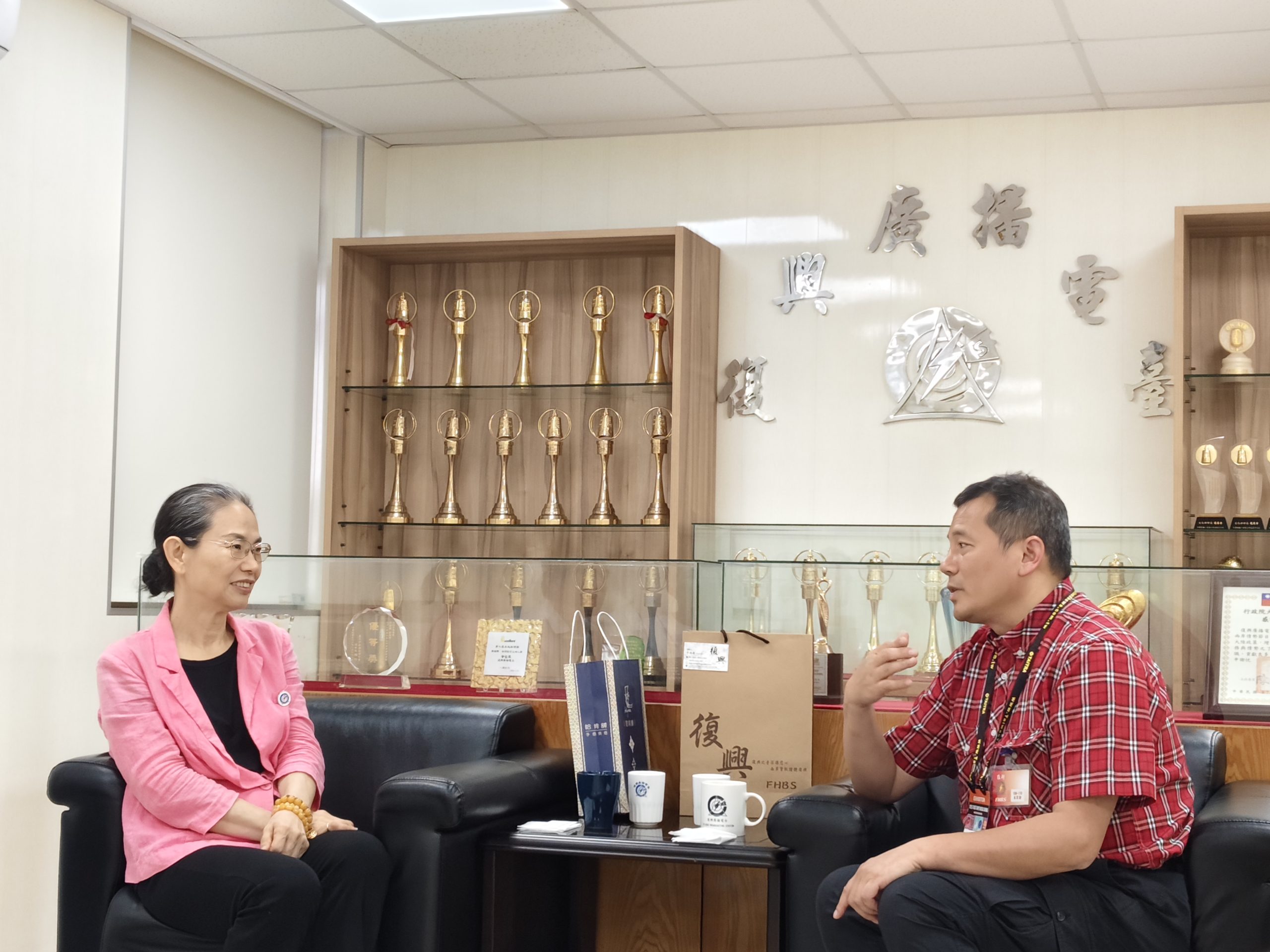復興廣播電總臺長李淑蕙與國合會駐史瓦帝尼技術團計畫經理彭明煜談非洲友邦服務經驗。(圖片來源:記者曾子傑攝)