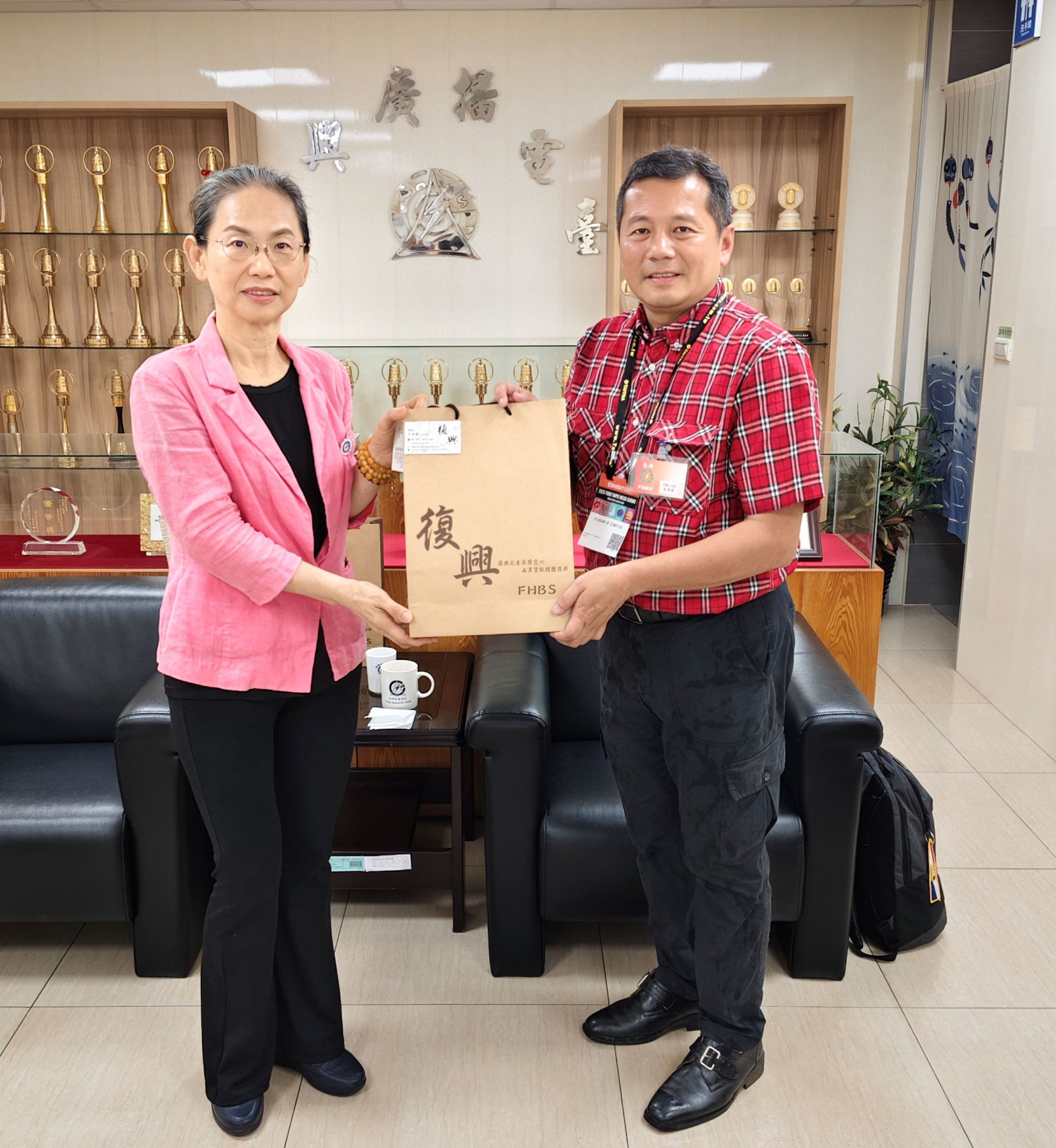 復興廣播電總臺長李淑蕙致贈禮品予國合會駐史瓦帝尼技術團計畫經理彭明煜。(圖片來源:記者曾子傑攝)