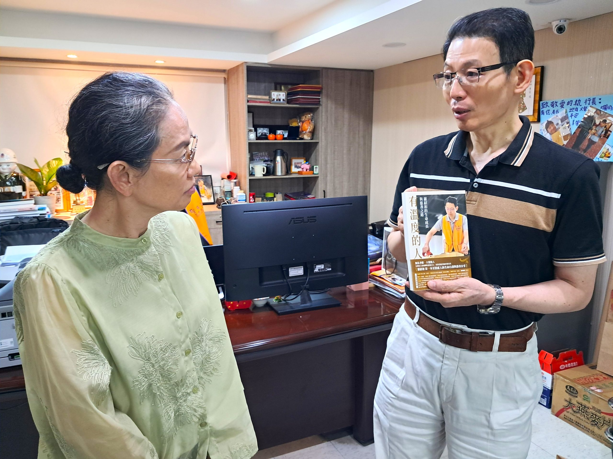 社團法人中華安得烈慈善協會執行長羅紹和先生，向復興電台一行人分享自身的生命成長歷程，並介紹其著作《有溫度的人》。  (圖片來源：記者曾子傑攝)