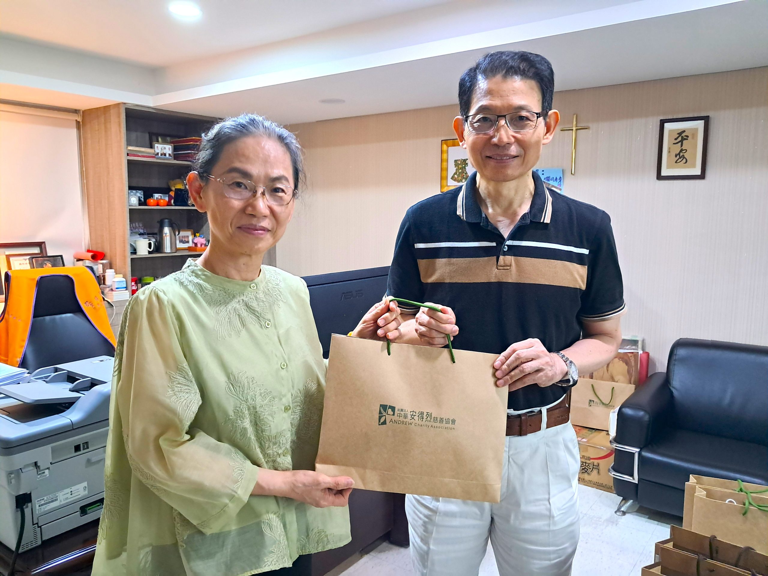 社團法人中華安得烈慈善協會執行長羅紹和先生致贈公關禮品予復興電台總台長李淑蕙女士。  (圖片來源：記者曾子傑攝)